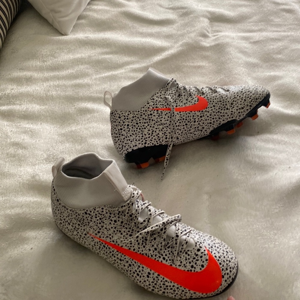 Selling boy soccer ⚽️ shoes . New never used